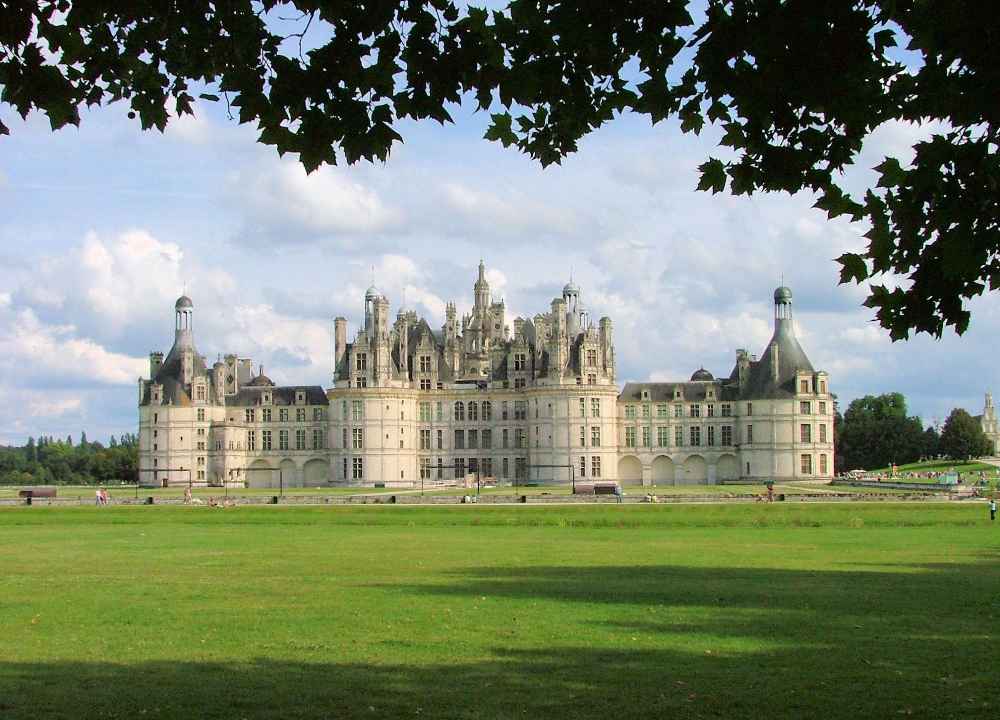 O Real Château de Chambord é um palácio localizado em Chambord, Loir-et-Cher, França.